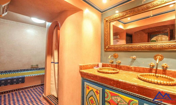 Riad conservant le style marocain traditionnel  12