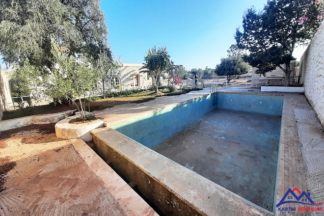 Villa en pierre avec piscine 17